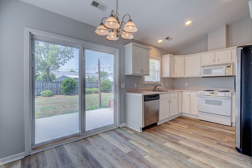 Building Photo - 305 Hixon Pl