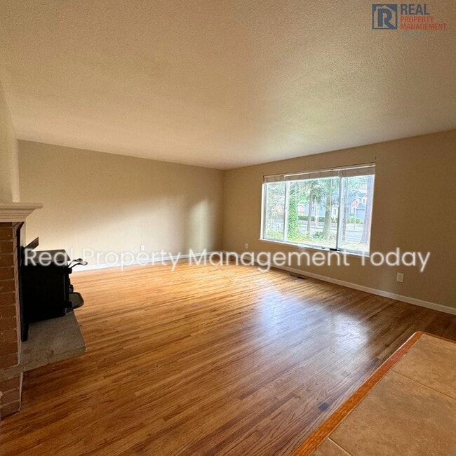 Building Photo - Spacious 5 Bedroom! Move In Ready!