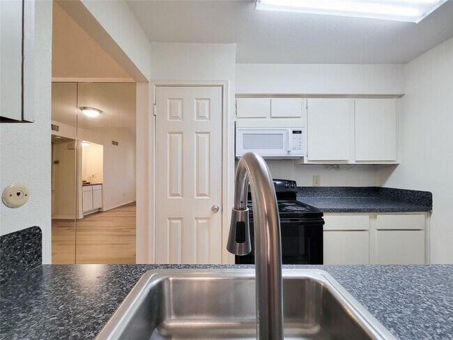 Building Photo - 5711 Sugar Hill Dr