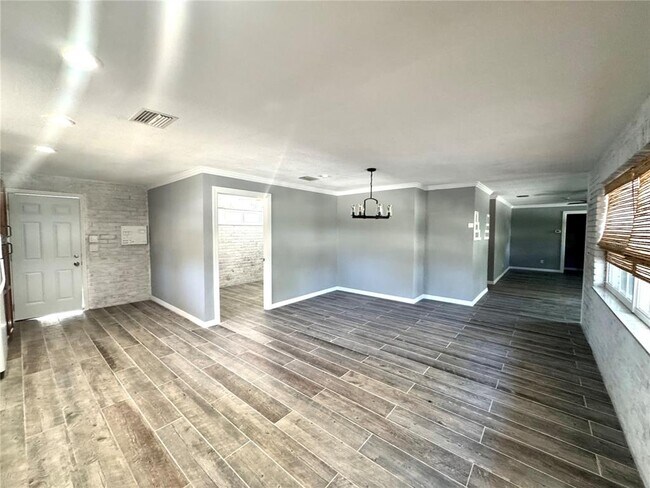 Building Photo - 695 Mandalay Ave