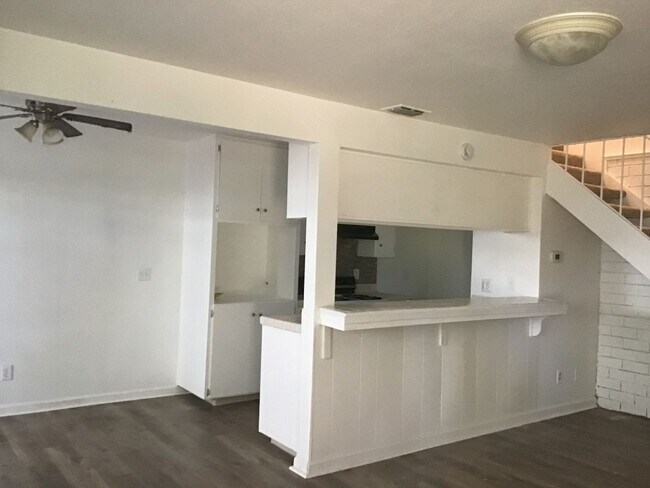 Building Photo - Townhouse condo Hillsdale Oaks