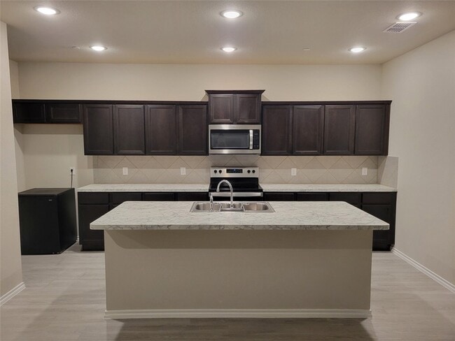 Building Photo - 2909 Bluets Dr