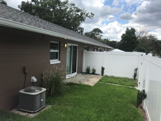Building Photo - 2 Bedroom/2 Bathroom Recently Remodel!