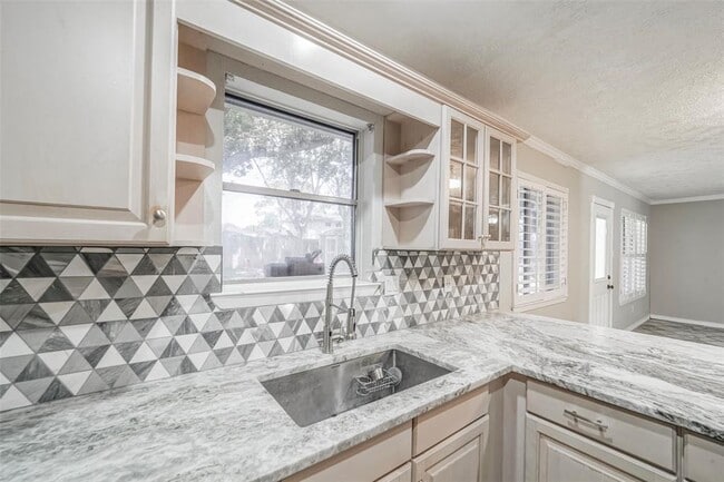 Building Photo - 215 Maple Leaf Dr