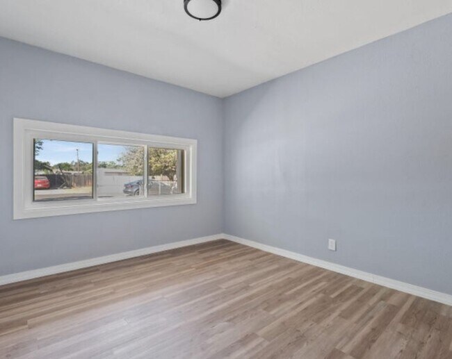 Building Photo - Great rental now available near west loop 289