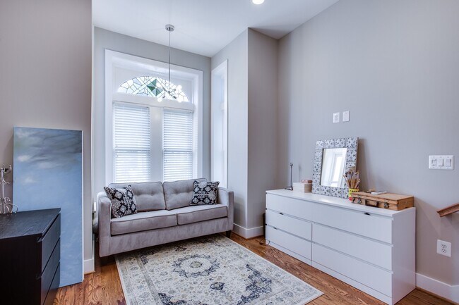 Building Photo - Marvelous Modern Mt Vernon Two-Bedroom!