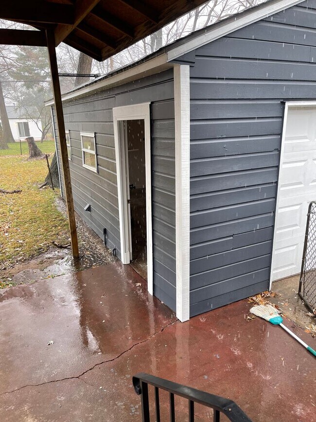 Building Photo - Fully Updated Home Just A Short Distance T...