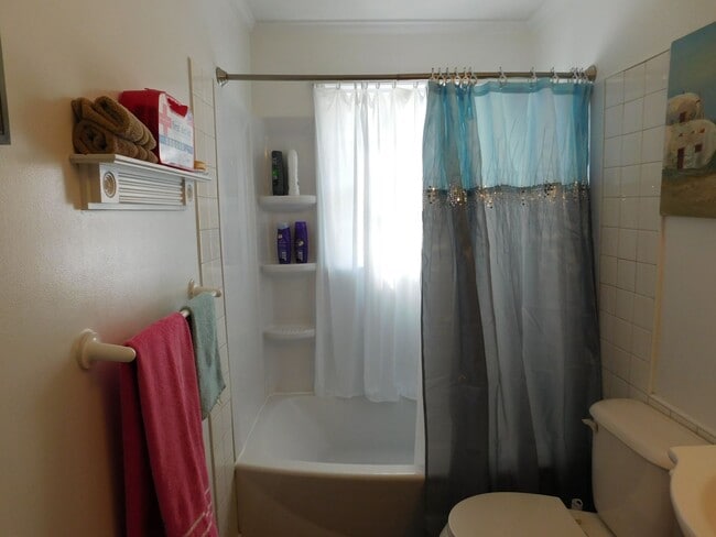 Building Photo - 712 N B St