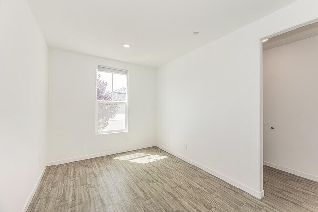 Building Photo - 2844 N Vahe Ave