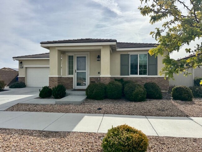 Building Photo - Westside Newer Built 4 + 3 With Solar