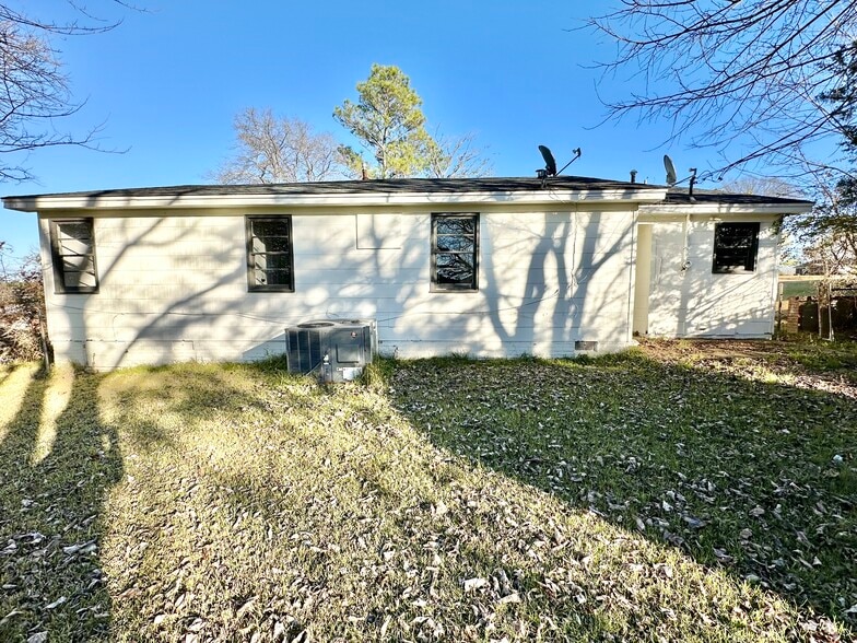 Rear - 922 Lynden Blvd