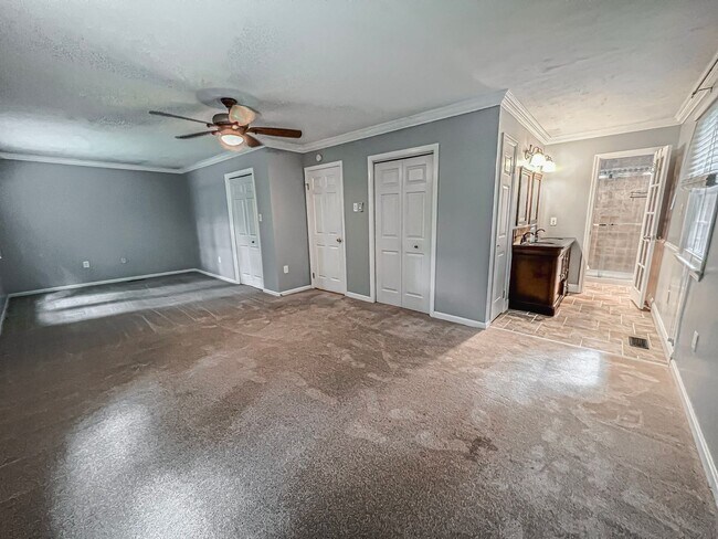 Building Photo - Remarkable Home With Spacious Deck And Detached Parking In A Quiet Cul De Sac In Woodbine Woods