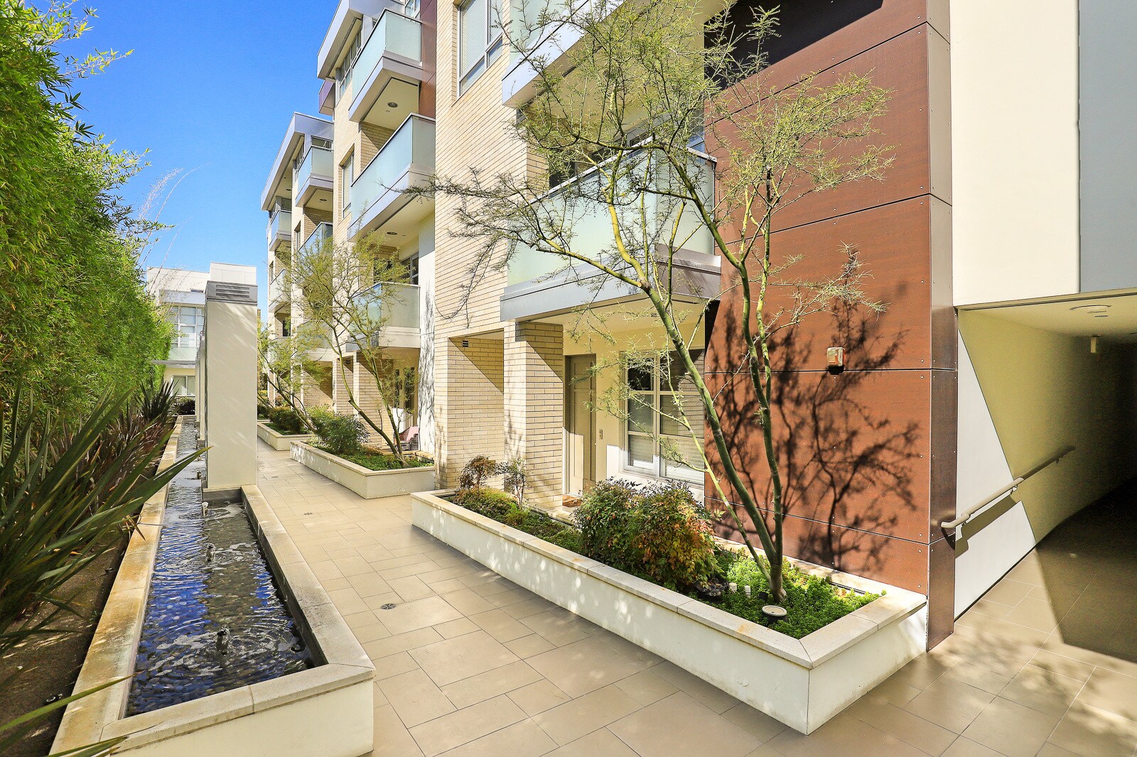 Building Photo - 257 S Hudson Ave