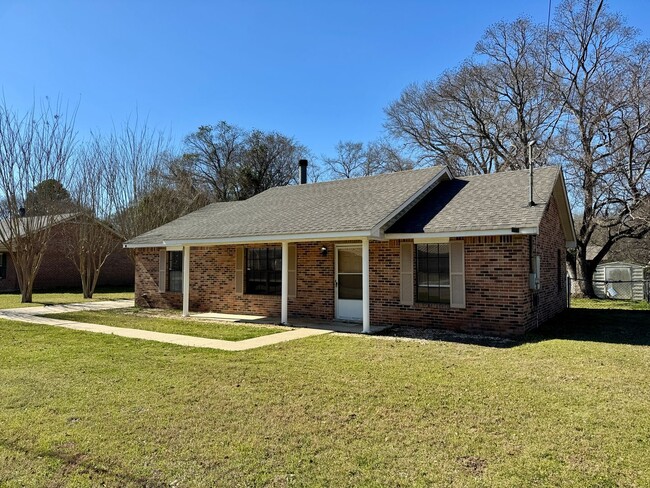 Building Photo - Dreamy 3-Bedroom