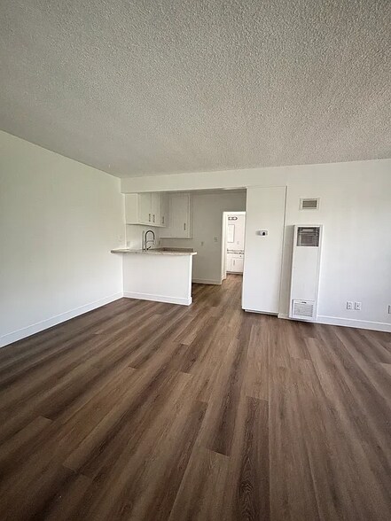 Building Photo - 9361 Cellini Ave