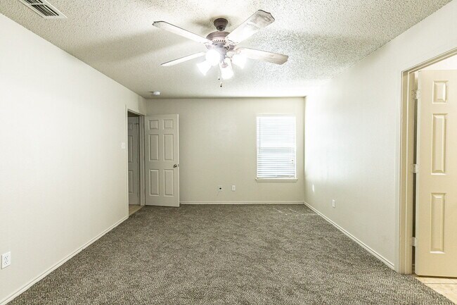 Building Photo - 3 Bedroom Duplex