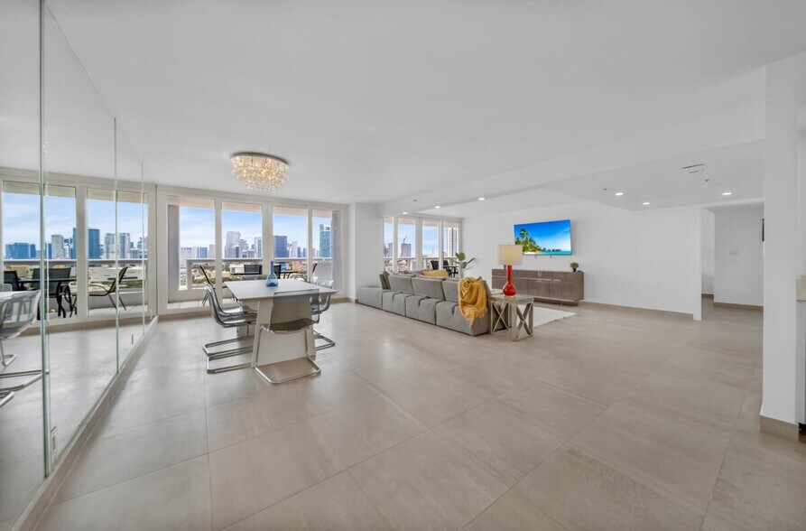 Building Photo - 1717 N Bayshore Dr