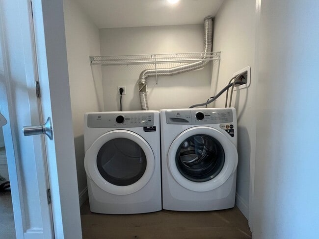 Building Photo - 2 Bed 2 Bath - July Move-In