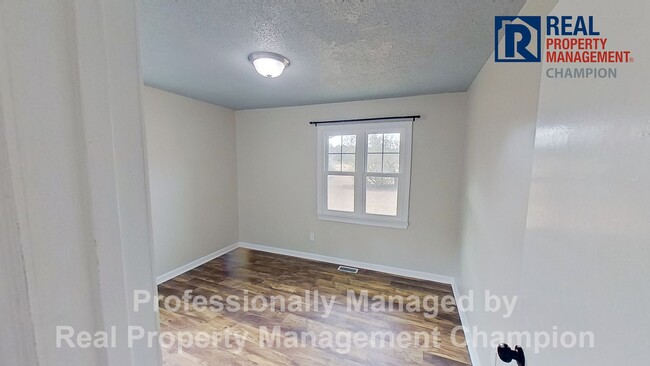 Building Photo - Recent Updates on Large Lot with Spacious ...