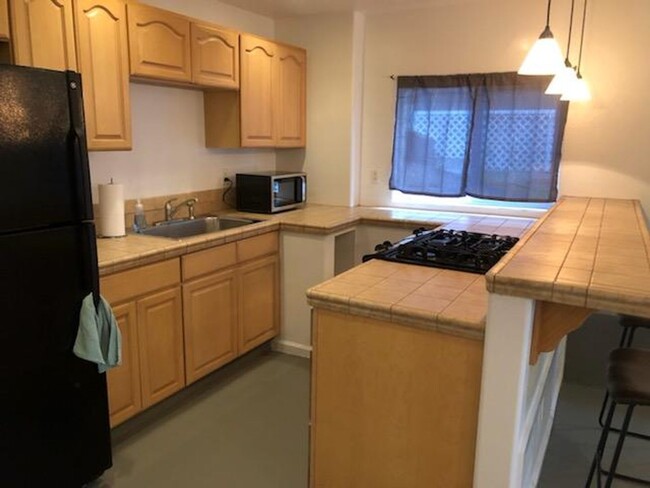 Building Photo - FURNISHED. Lovely 1 bedroom 1 Bath Unit in...