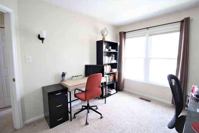 Building Photo - Fabulous Three Bedroom Three Level Townhome in the Heart of Kingstowne!