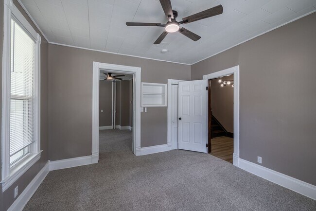 Building Photo - 5 Bedroom 2.5 Bath Midtown Home