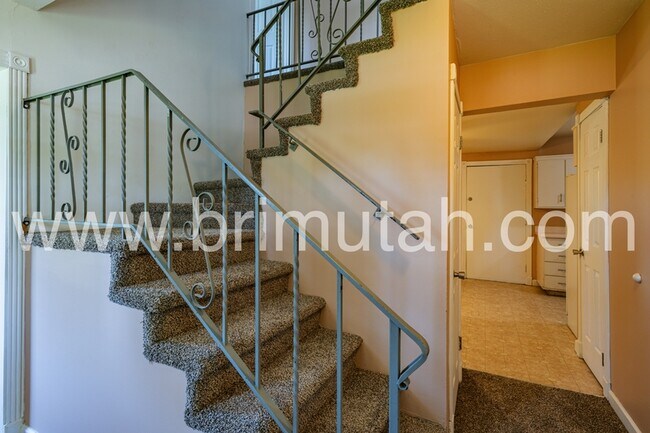 Building Photo - 1561 E 4945 S