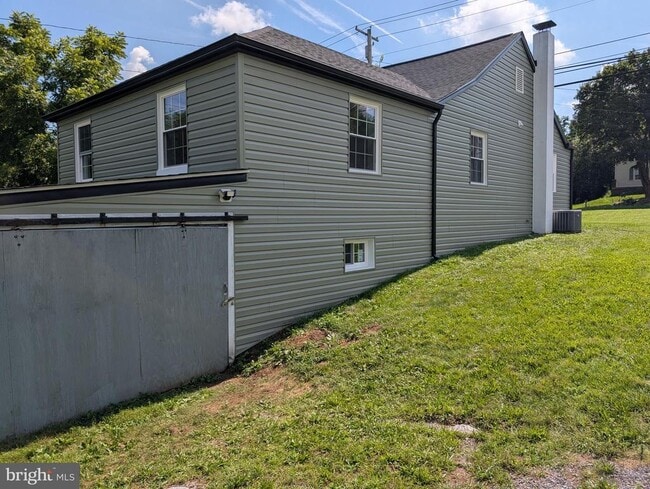 Building Photo - 1422 S Potomac St