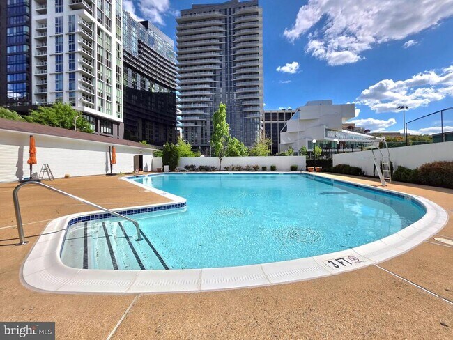 Building Photo - 1530 Key Blvd