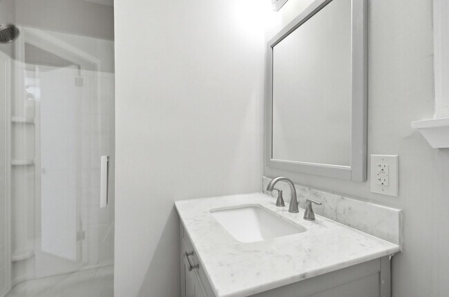 Building Photo - Move-in Ready 3 Bedroom Ranch Home in Eastway Park