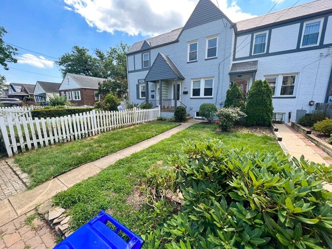 Building Photo - Charming 2 Bed 2 Bath Brick Townhome With A Fully Fenced Yard In Beautiful Foxcroft Heights