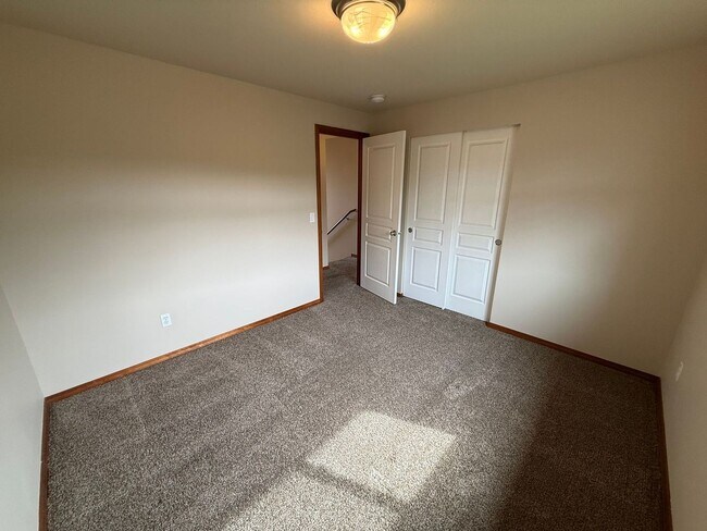 Building Photo - Beautiful 4 Bedroom in the Hidden Lake Community!