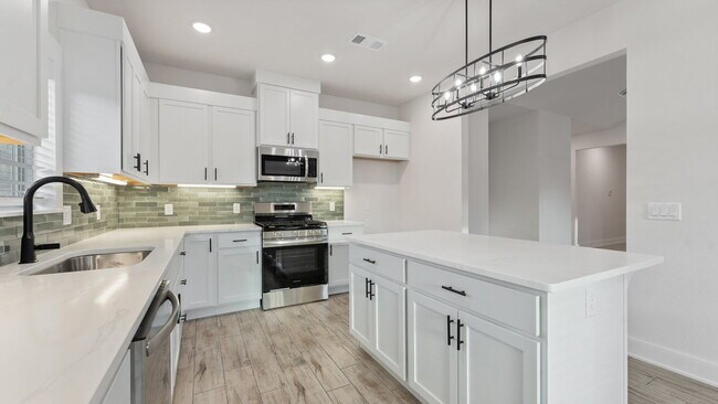Building Photo - Modern 3BR Near Creekside Park