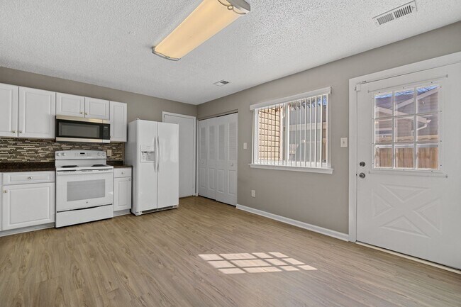 Building Photo - 4421 Smokey Lake Dr