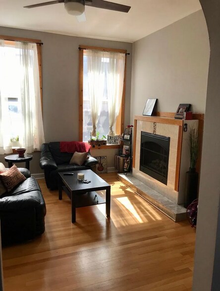 Building Photo - 1368 W Evergreen Ave