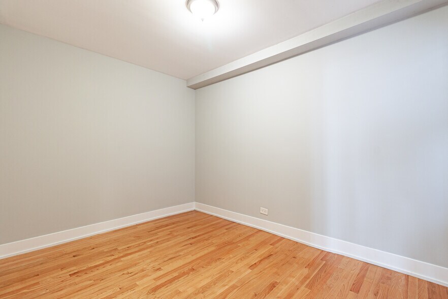 Building Photo - 435 W Roscoe St