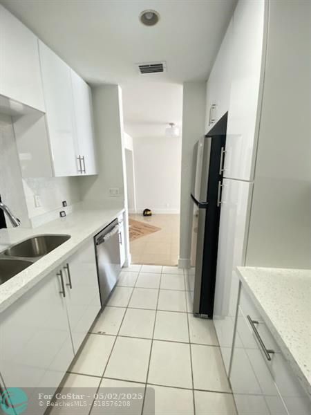 Building Photo - 511 SE 13th Ct