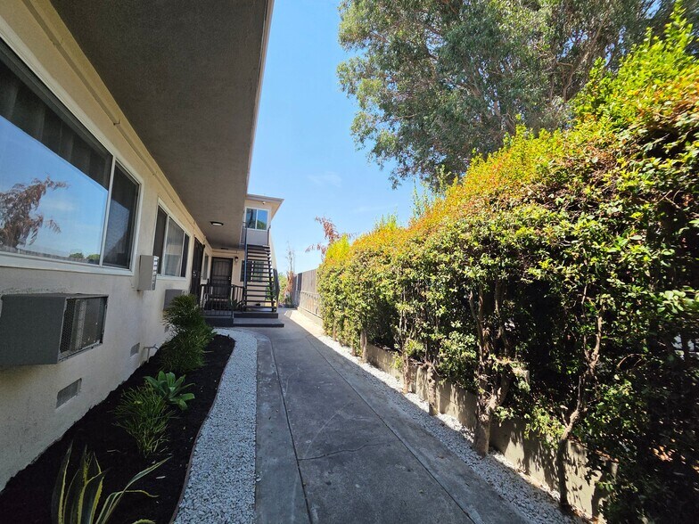 Building Photo - 9949 Pinewood Ave