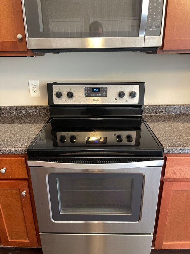 Building Photo - Lenox Village!