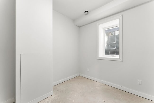 Building Photo - 911 W 31st St