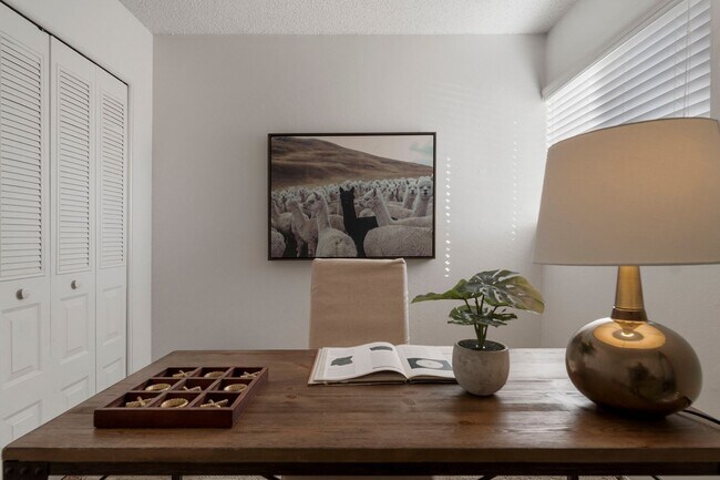 Building Photo - New Flooring and Upgrades!  2 Bedroom 1 Bath Available Now!