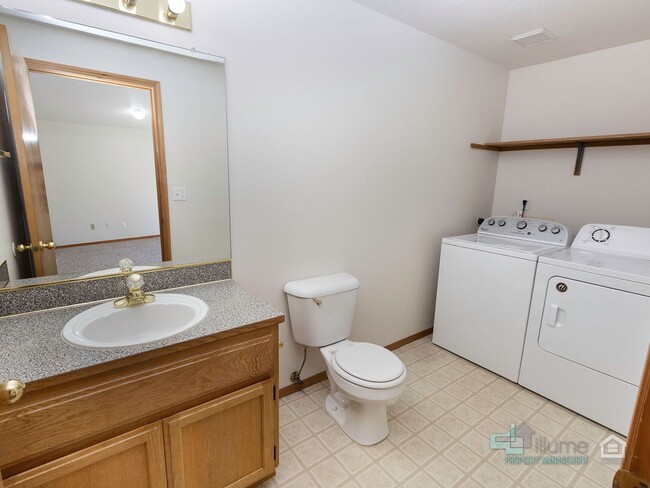 Building Photo - Stunning 3 bedroom 2.5 bathroom Home