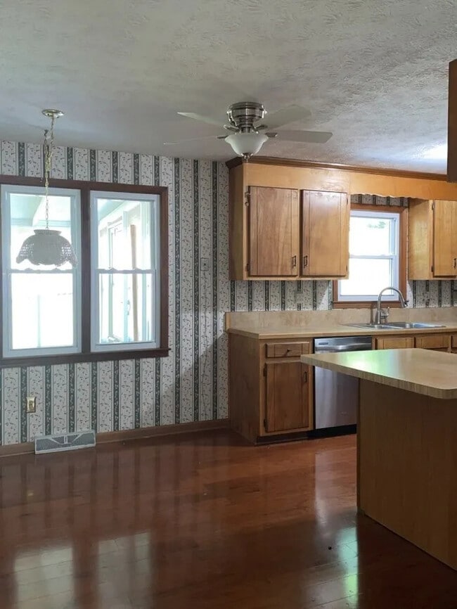 Building Photo - 3 Bedroom 2 Bathroom