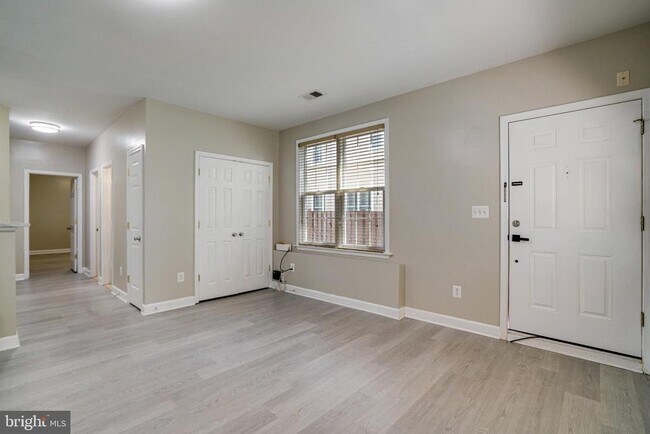 Building Photo - 2056 Shirlington Rd