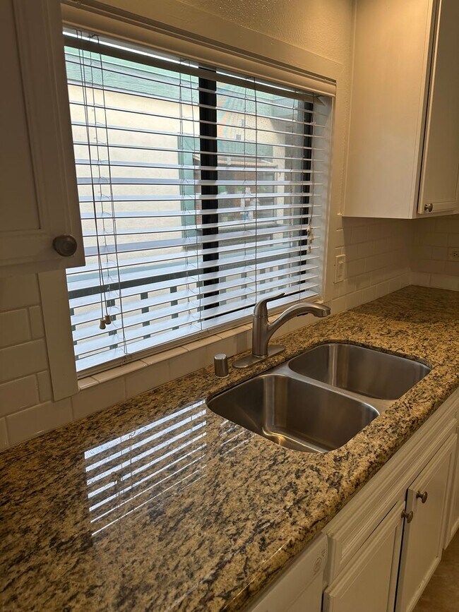 Building Photo - MISSION HILLS-SPACIOUS 2BR /2BA WITH MODER...