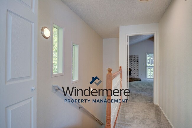 Building Photo - 4 bedroom 3 bathroom pet friendly home