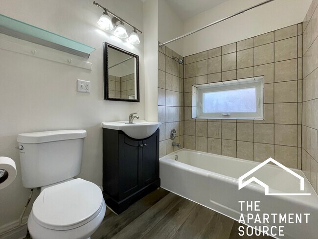 Building Photo - 1925 W Armitage Ave