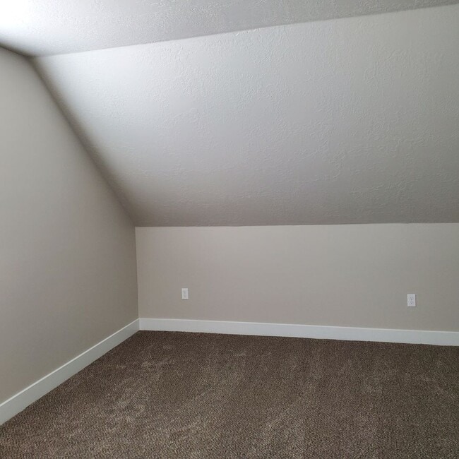 Building Photo - Welcoming 2 Bed, 2.5 Bath Townhouse