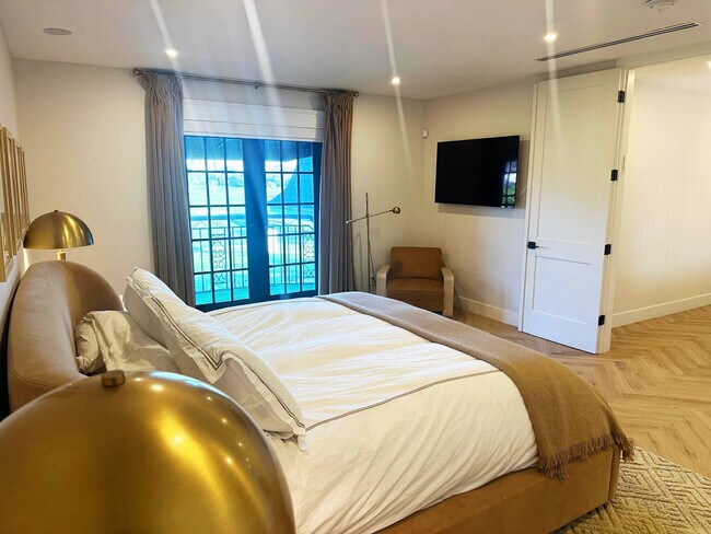 Building Photo - 4312 NE 22nd Ave