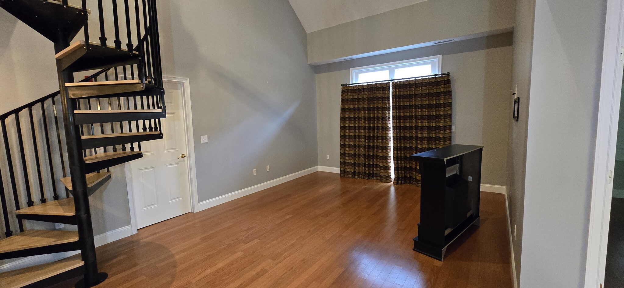 Building Photo - 558 E Merrimack St
